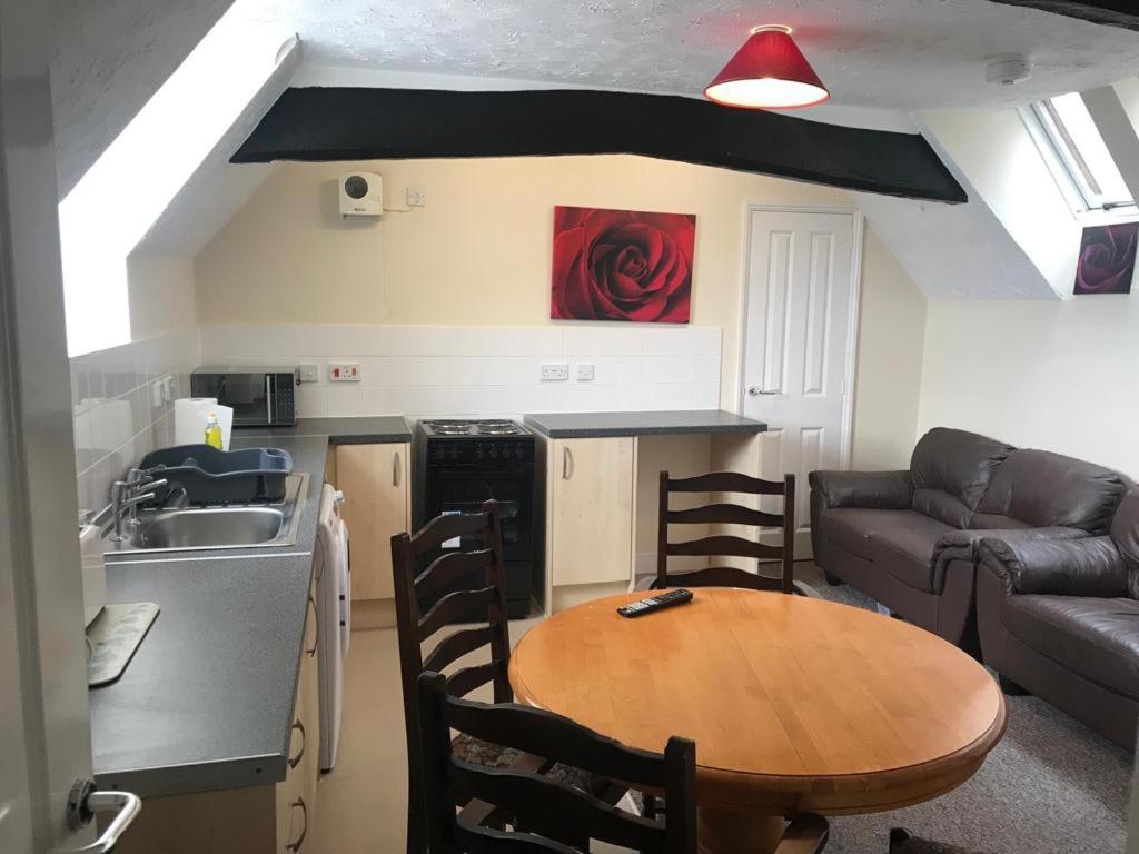 Apartment Entire Three Bedrooms Flat, 7