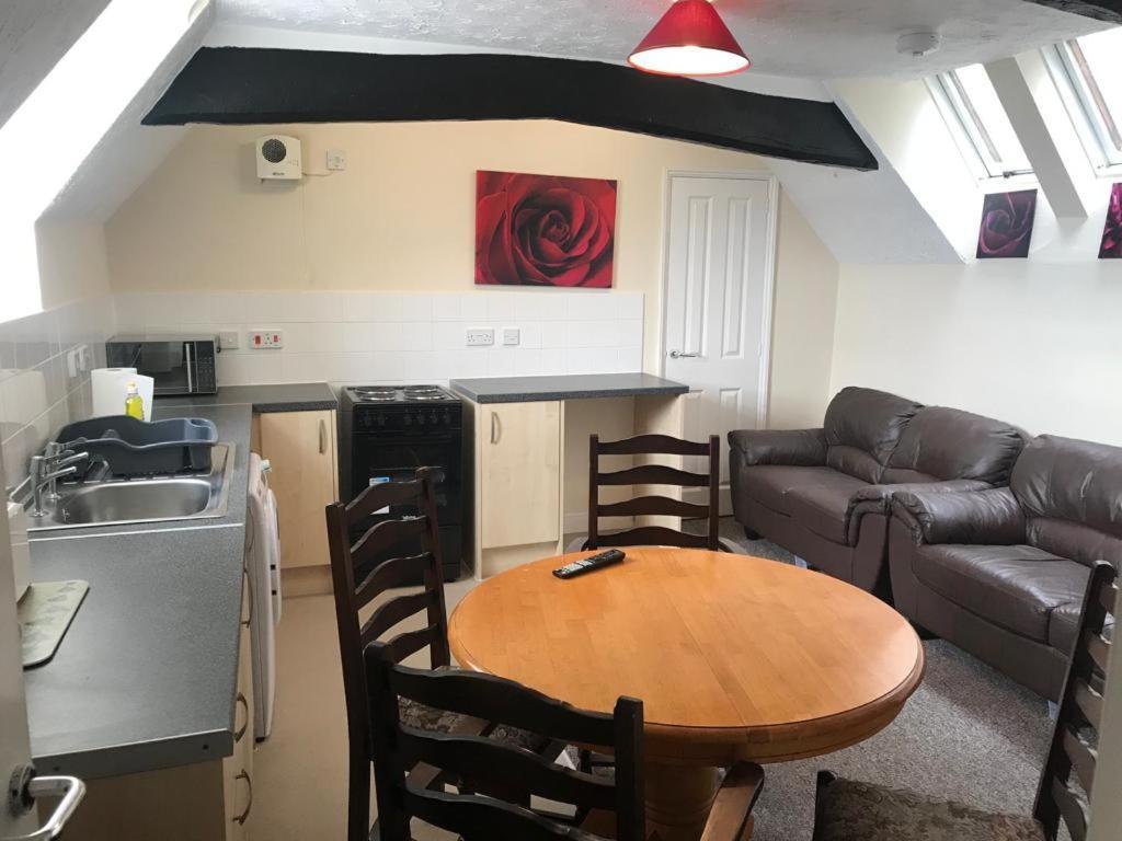 Entire Three Bedrooms Flat, 7 Apartment *
